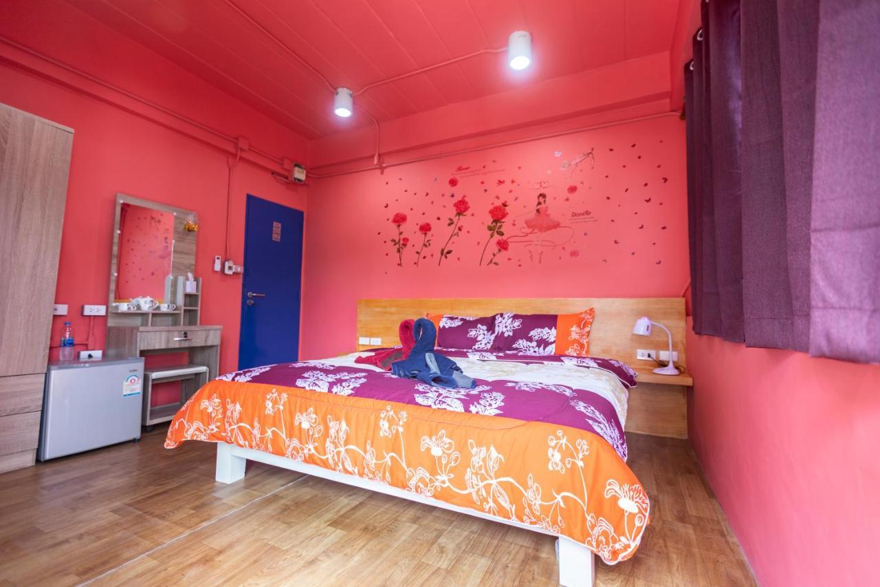 Värdshus Firefly Phuket 3*
